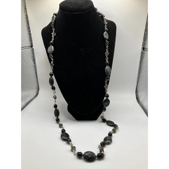 Long marbled black, gray stones & silver flowers necklace! - Picture 2 of 6